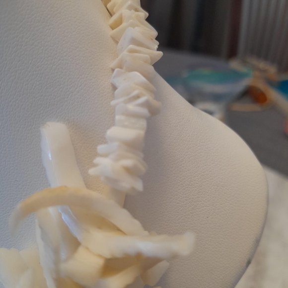 Vintage 1970's 18" Necklace Mother of Pearl, Pooka Shells and Natura Coral Beads - Picture 3 of 7